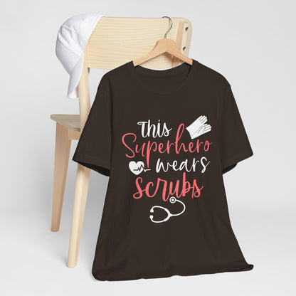 Ce super-héros porte un tee-shirt unisexe Scrubs 