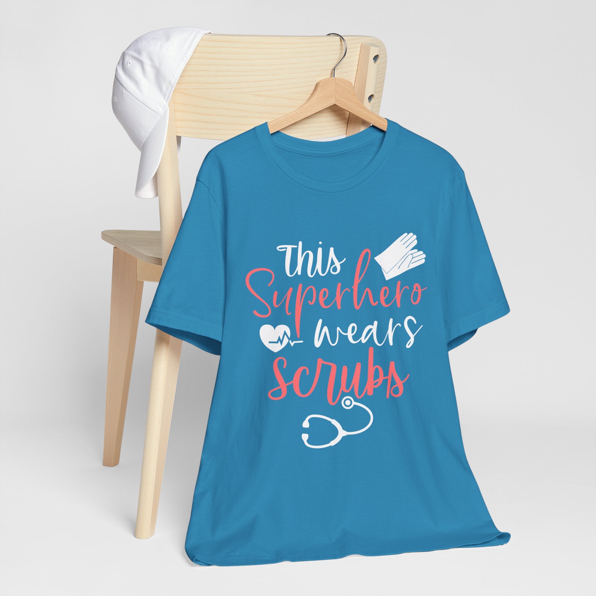 Ce super-héros porte un tee-shirt unisexe Scrubs 