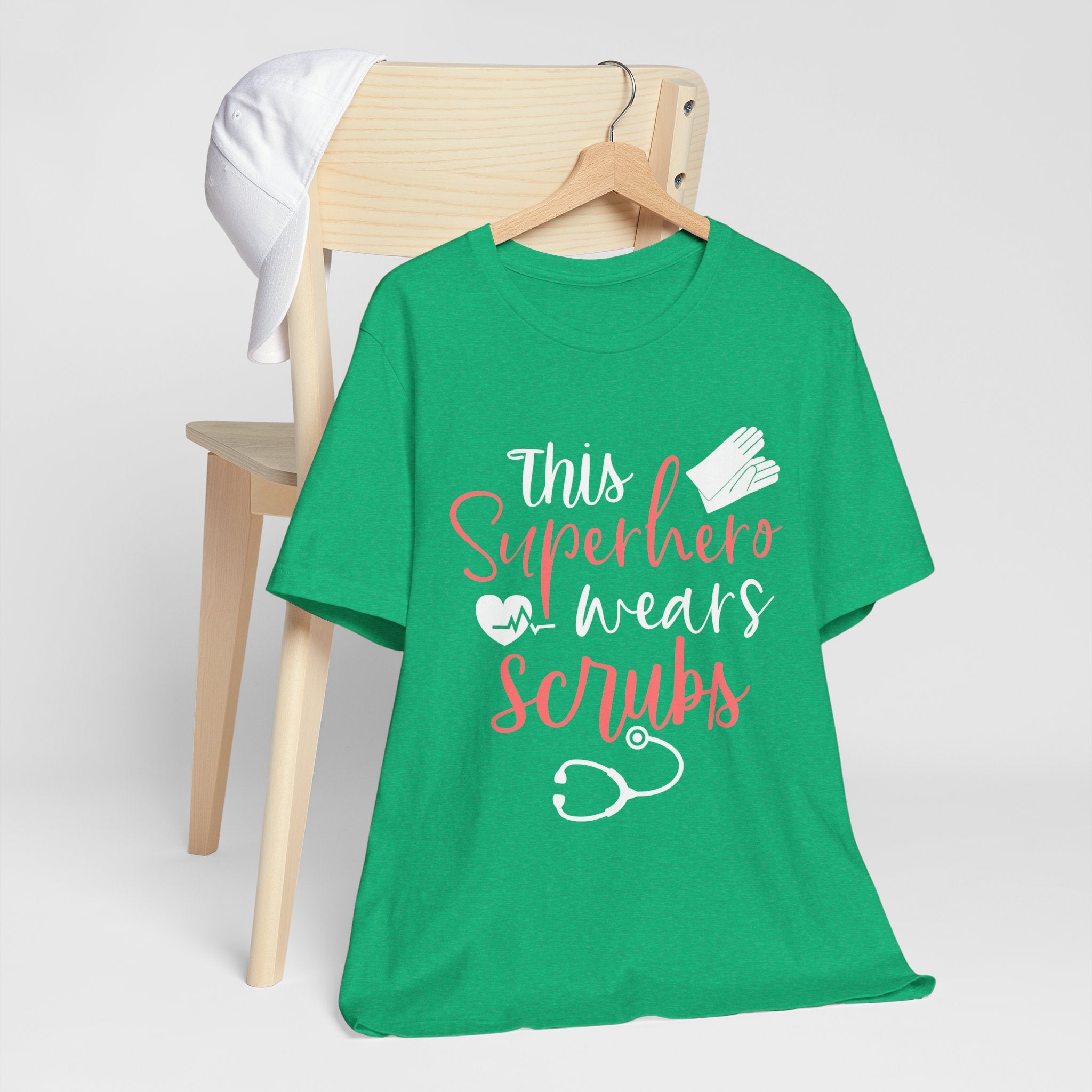 Ce super-héros porte un tee-shirt unisexe Scrubs 