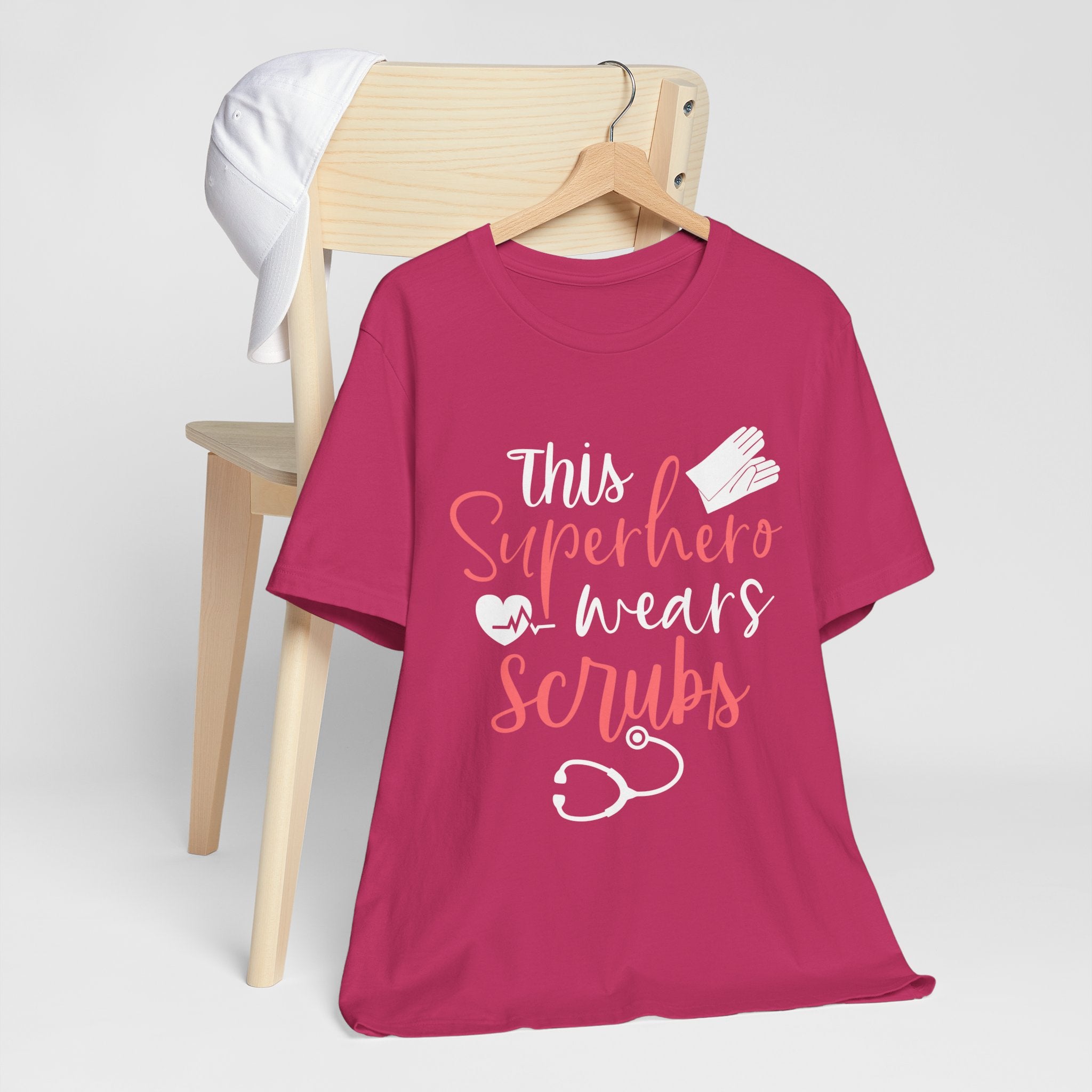 Ce super-héros porte un tee-shirt unisexe Scrubs 
