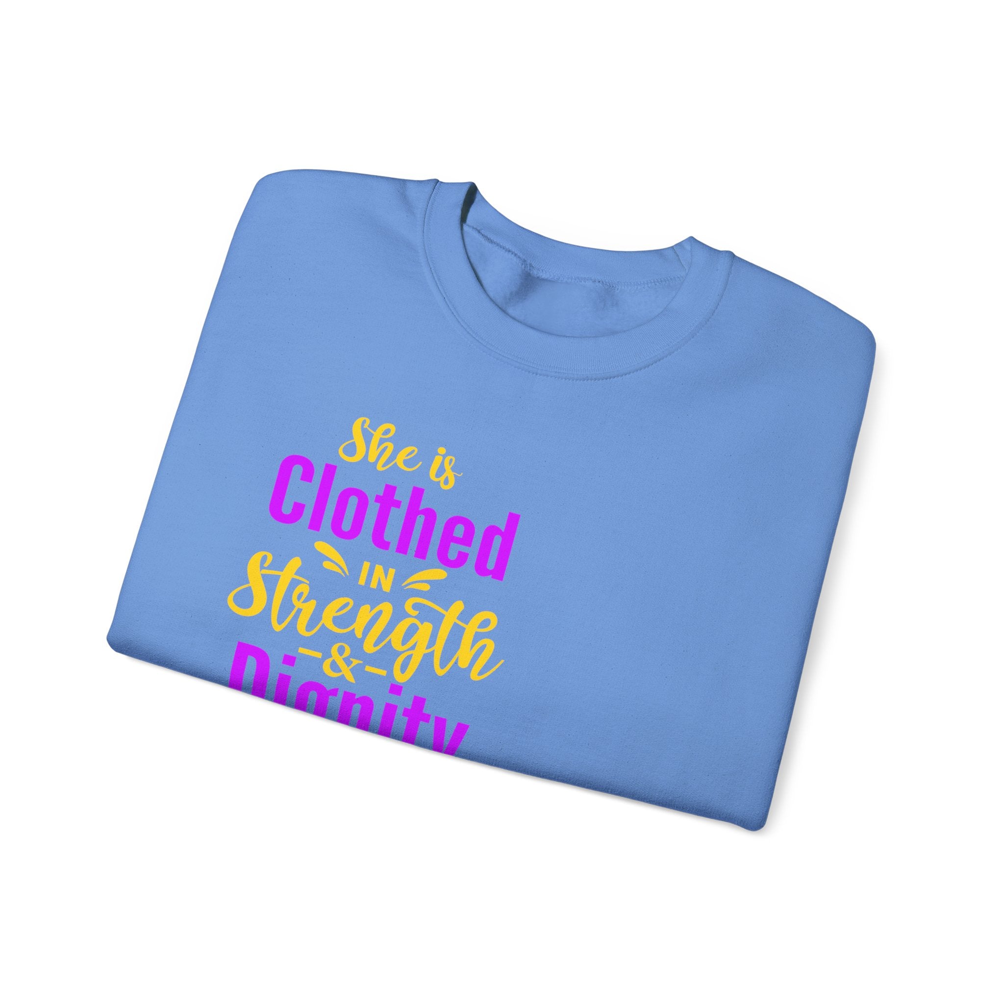 Elle est vêtue de sweat-shirt unisexe de force 