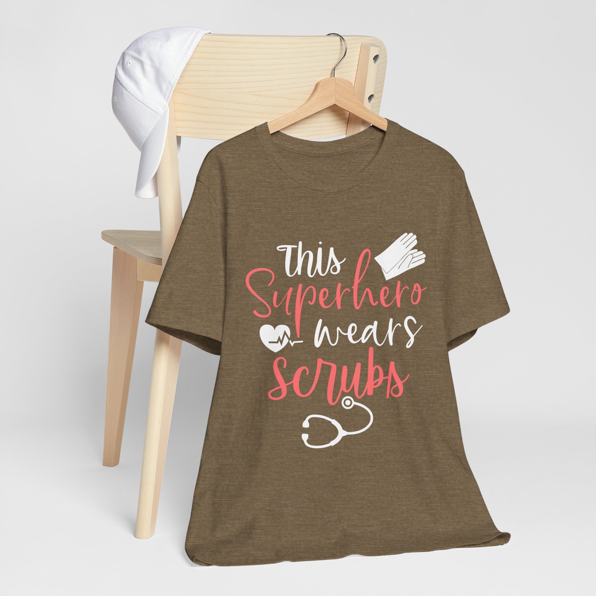 Ce super-héros porte un tee-shirt unisexe Scrubs 