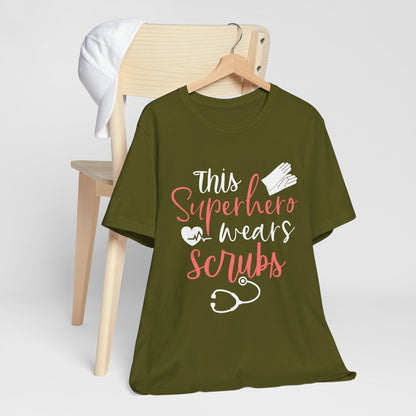 Ce super-héros porte un tee-shirt unisexe Scrubs 