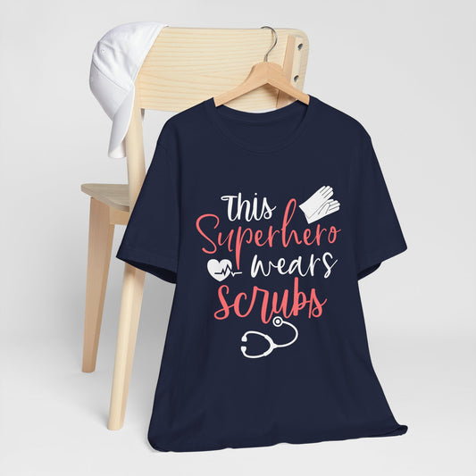 Ce super-héros porte un tee-shirt unisexe Scrubs 