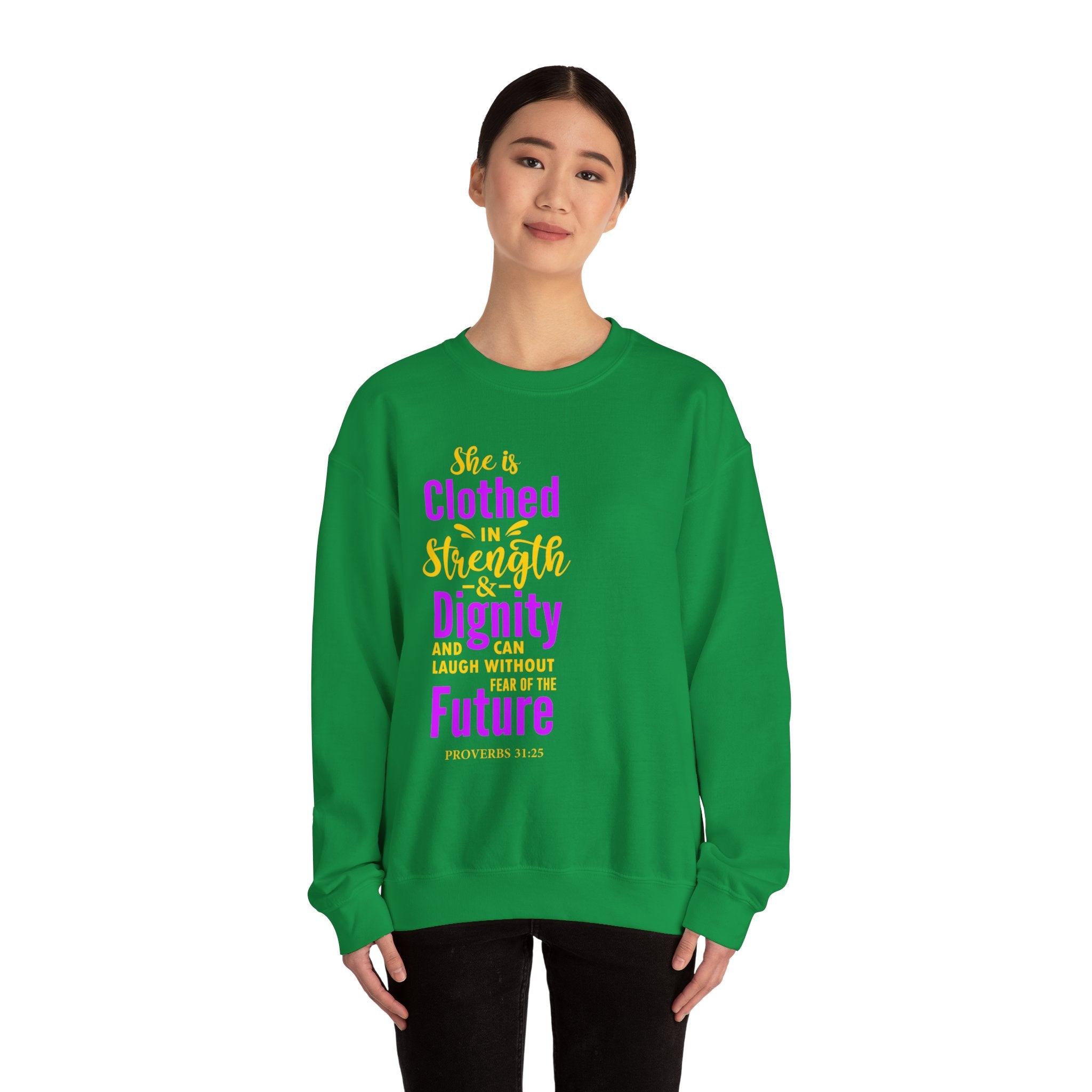 Elle est vêtue de sweat-shirt unisexe de force 