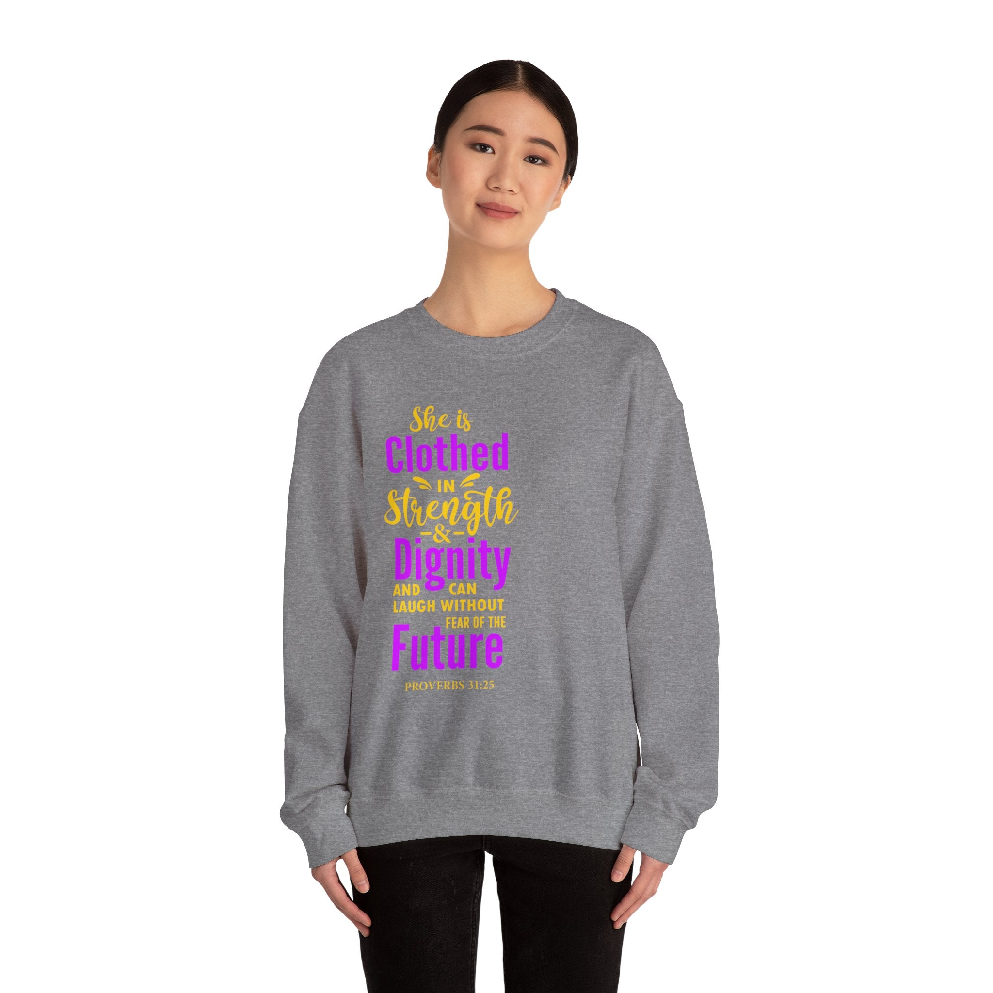 Elle est vêtue de sweat-shirt unisexe de force 