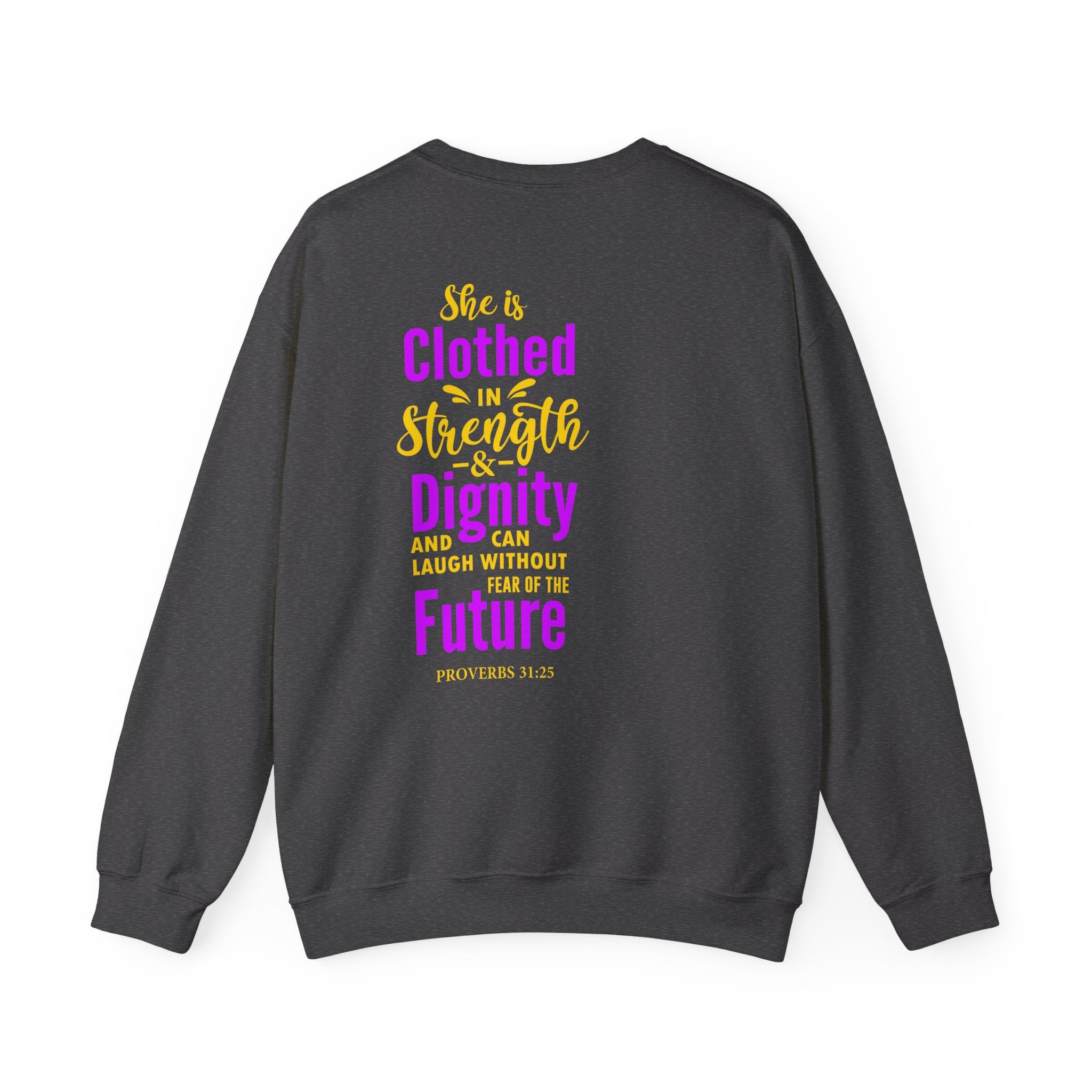 Elle est vêtue de sweat-shirt unisexe de force 