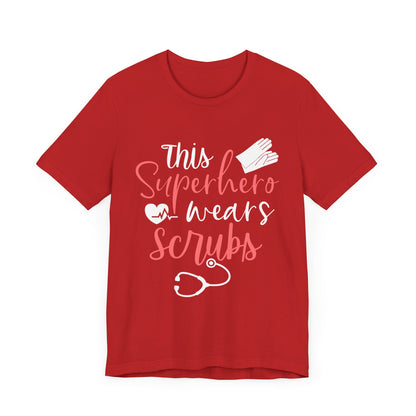 Ce super-héros porte un tee-shirt unisexe Scrubs 