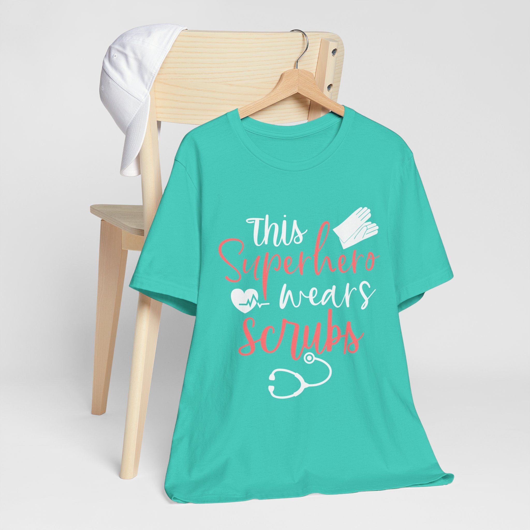 Ce super-héros porte un tee-shirt unisexe Scrubs 