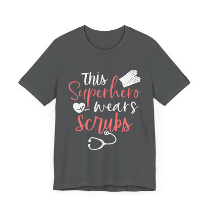 Ce super-héros porte un tee-shirt unisexe Scrubs 