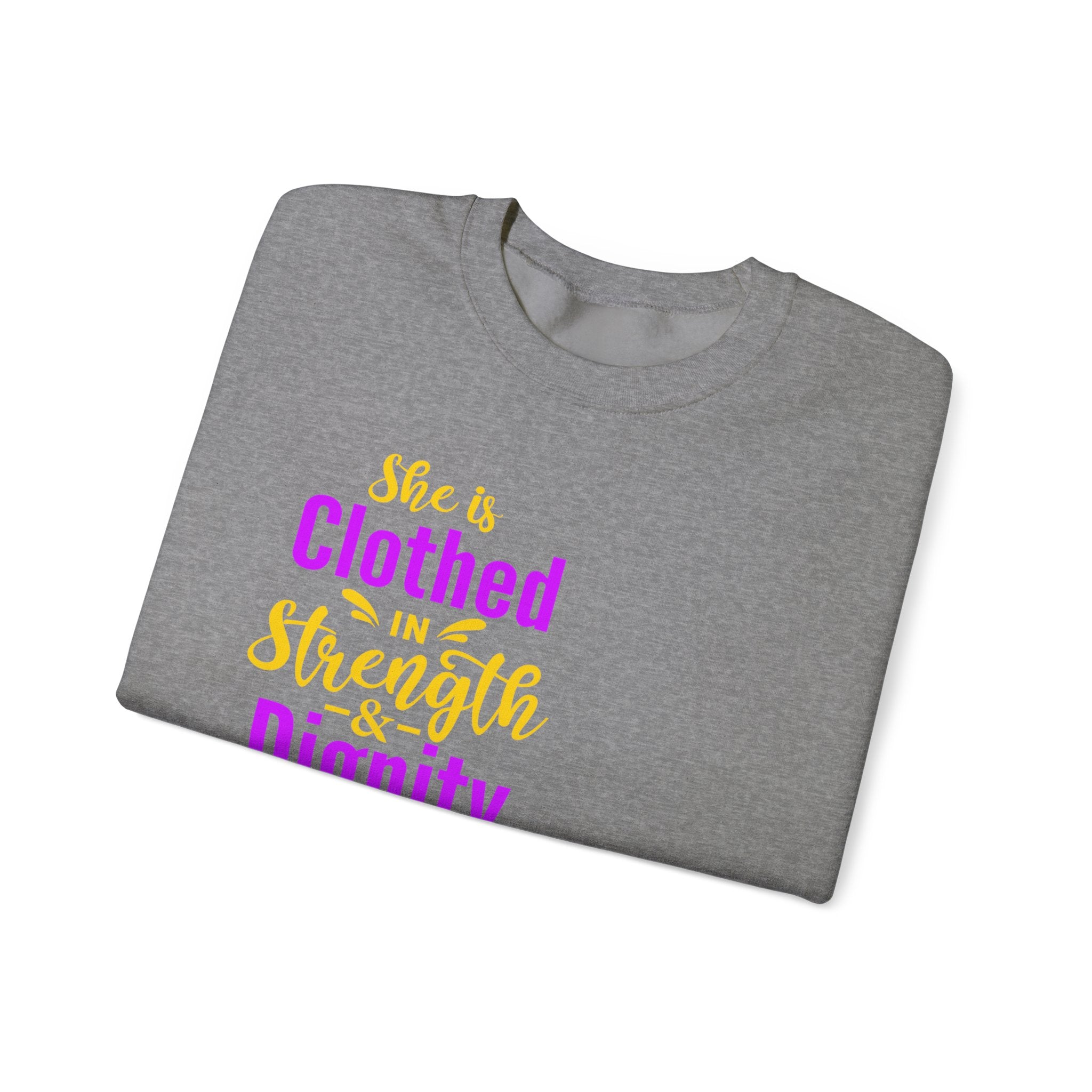 Elle est vêtue de sweat-shirt unisexe de force 