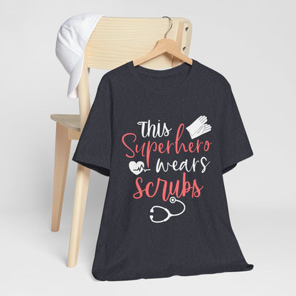 Ce super-héros porte un tee-shirt unisexe Scrubs 