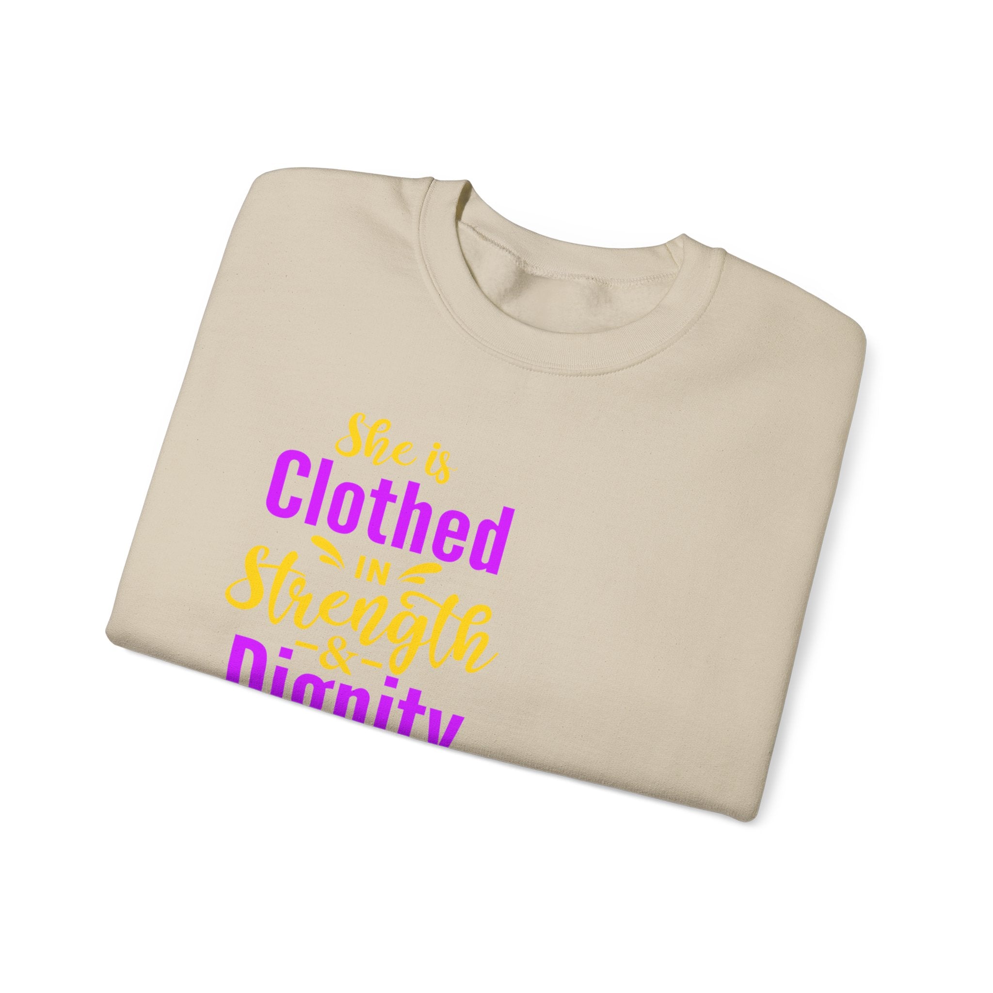Elle est vêtue de sweat-shirt unisexe de force 