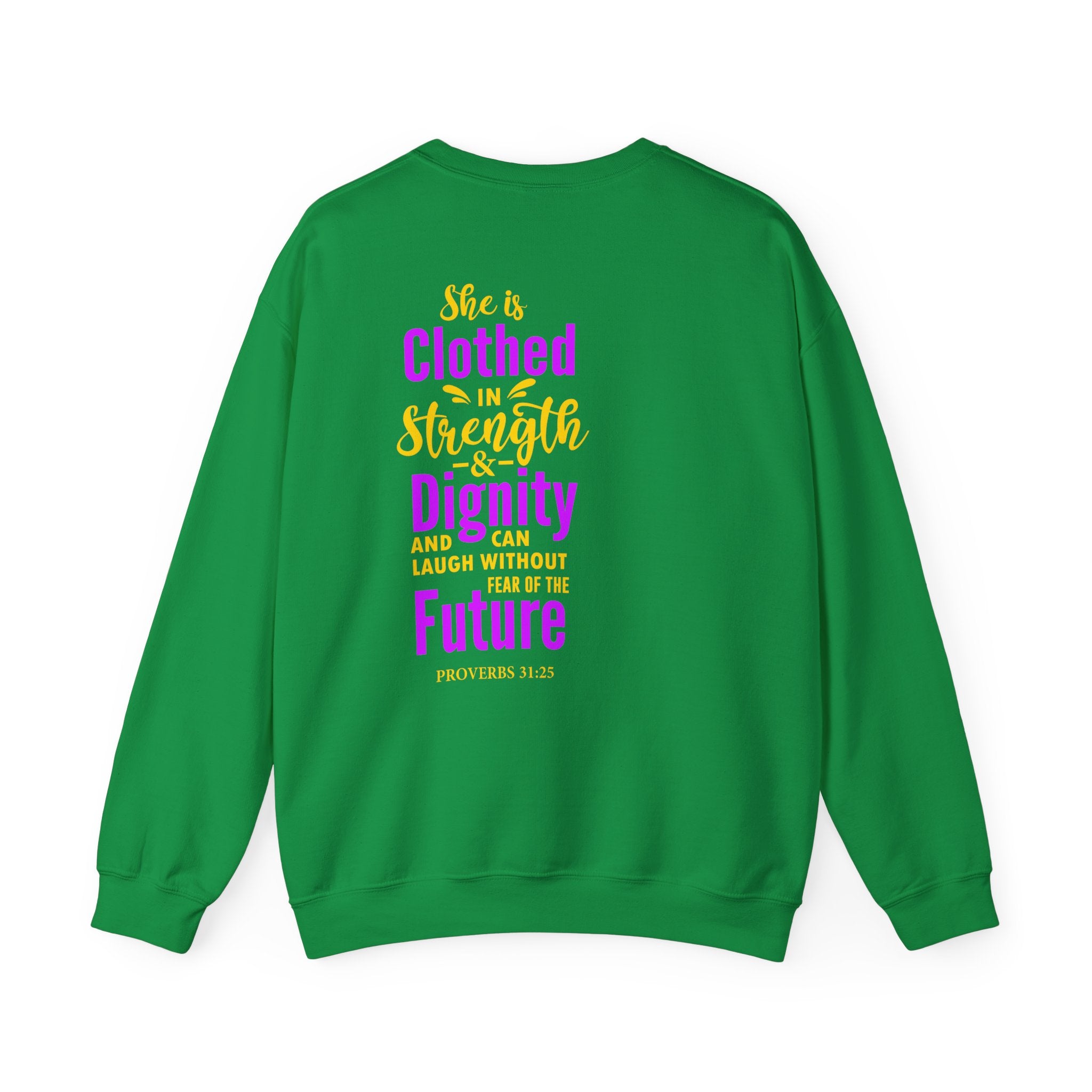 Elle est vêtue de sweat-shirt unisexe de force 