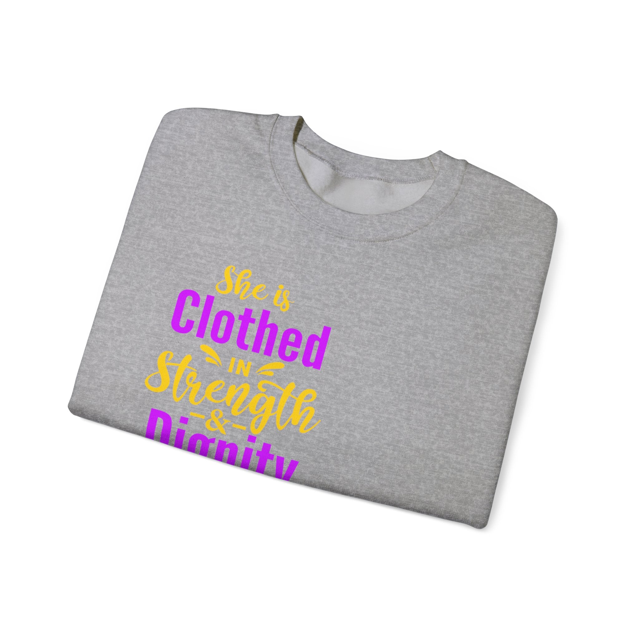 Elle est vêtue de sweat-shirt unisexe de force 