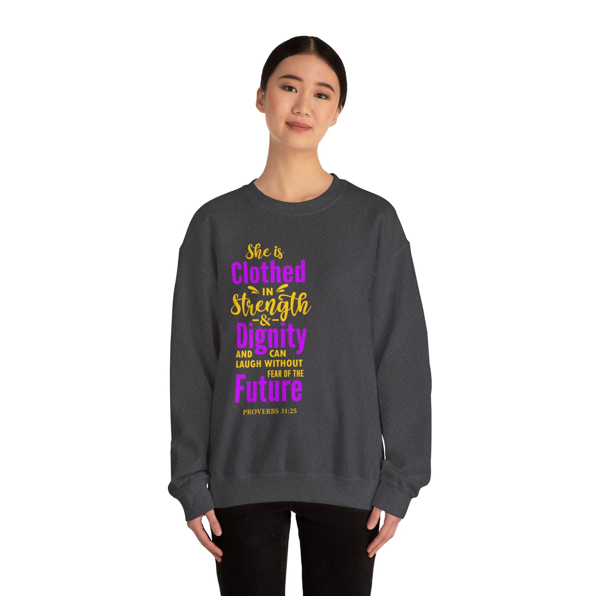 Elle est vêtue de sweat-shirt unisexe de force 