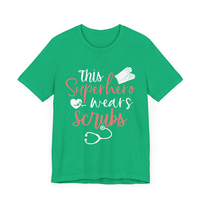 Ce super-héros porte un tee-shirt unisexe Scrubs 