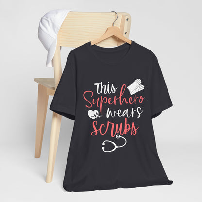 Ce super-héros porte un tee-shirt unisexe Scrubs 