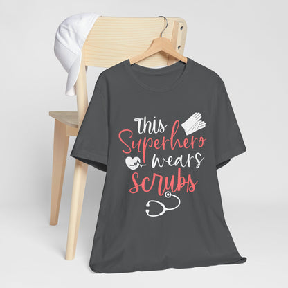 Ce super-héros porte un tee-shirt unisexe Scrubs 