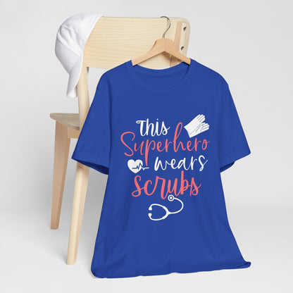 Ce super-héros porte un tee-shirt unisexe Scrubs 