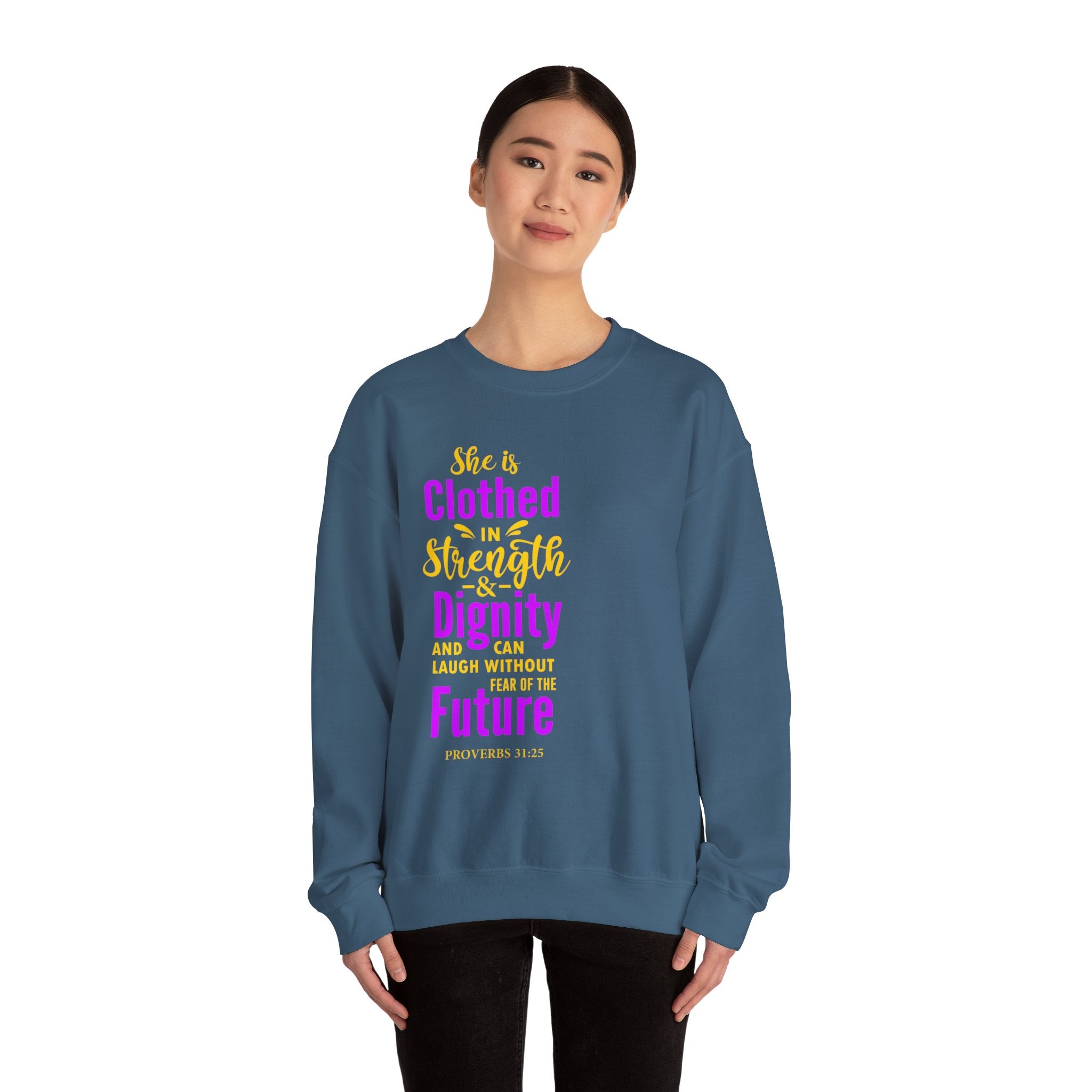 Elle est vêtue de sweat-shirt unisexe de force 