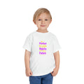 Elle est vêtue de force T-shirt pour tout-petits 