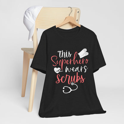 Ce super-héros porte un tee-shirt unisexe Scrubs 