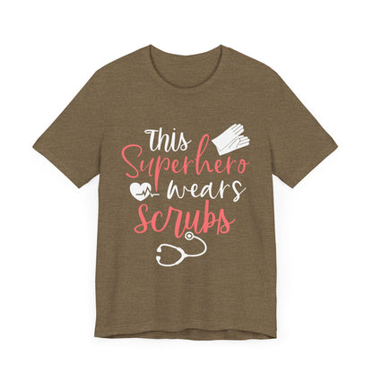 Ce super-héros porte un tee-shirt unisexe Scrubs 