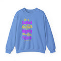 Elle est vêtue de sweat-shirt unisexe de force 