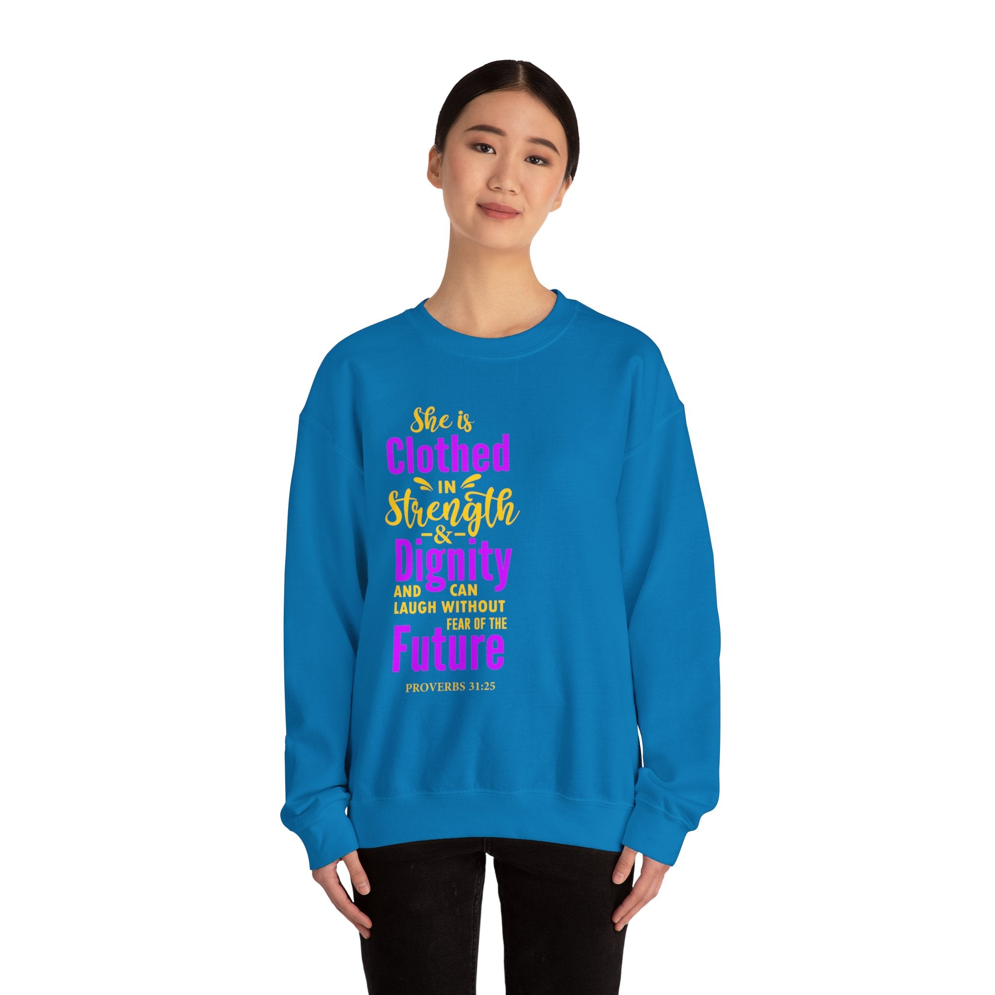 Elle est vêtue de sweat-shirt unisexe de force 