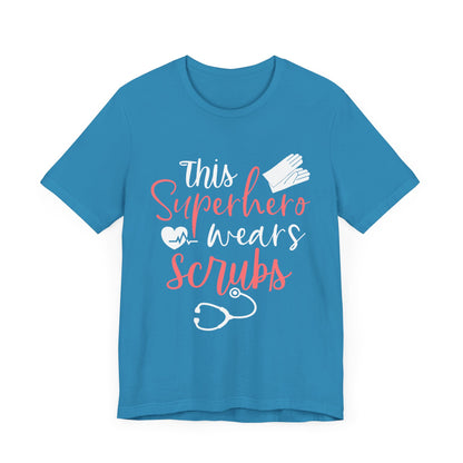 Ce super-héros porte un tee-shirt unisexe Scrubs 